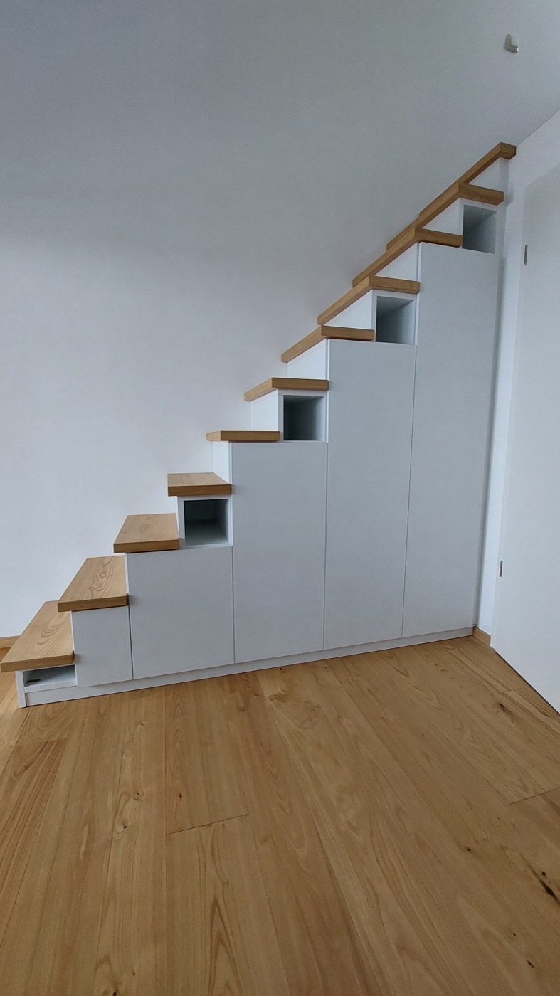 Holztreppe mit integrierten weißen Schränken und offenen Fächern